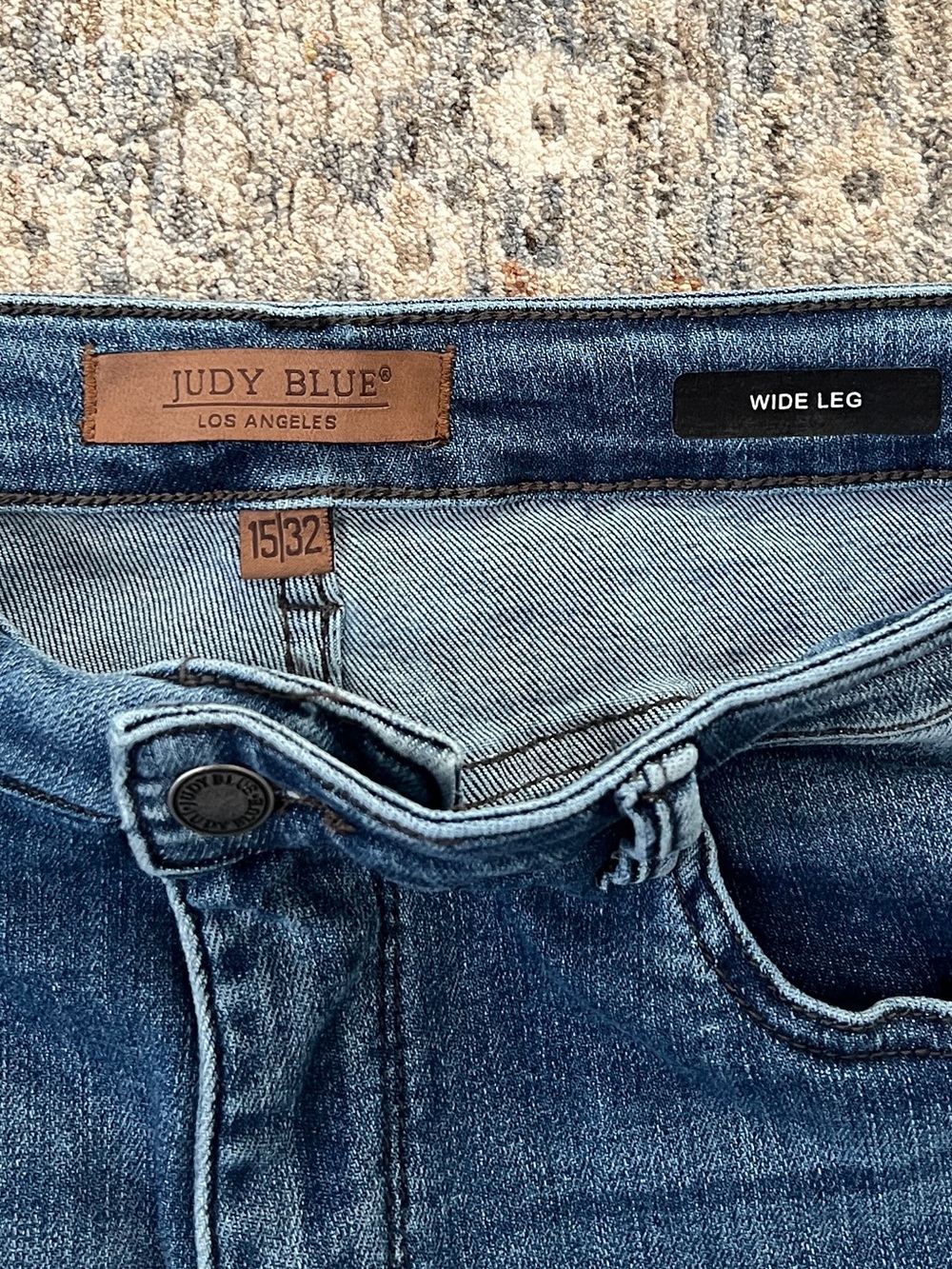 Women's Judy Blue Cropped Jeans with Side Braid Trim Size 15/32 Excellent Cond - Picture 2 of 2
